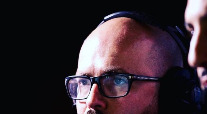 Entrevue avec Nicolas « Dhrus » Arette-Hourquet, commentateur vedette des tournois baston Le visage du commentateur de jeux de combat Dhrus