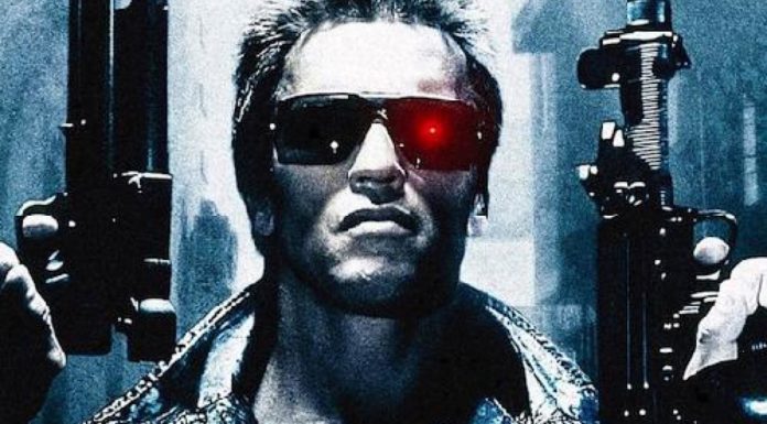 Le visage de Schwarzenegger avec deux pistolets dans Terminator