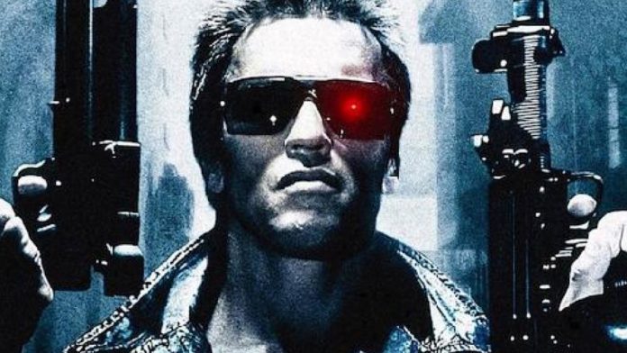 Le visage de Schwarzenegger avec deux pistolets dans Terminator