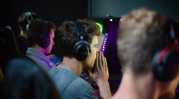 Trois joueurs portant un casque audio lors d'une compétition eSportive