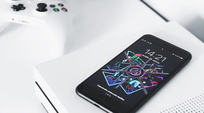 Un smartphone posé sur une xbox one blanche