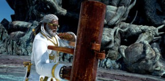 Le personnage de Tekken 7 Leroy en position d'attaque face à un poteau d'entraînement en bois