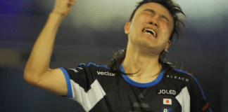 Le joueur de Dragon Ball FighterZ Tachikawa pleurant de joie et levant la bras droit pour montrer sa victoire