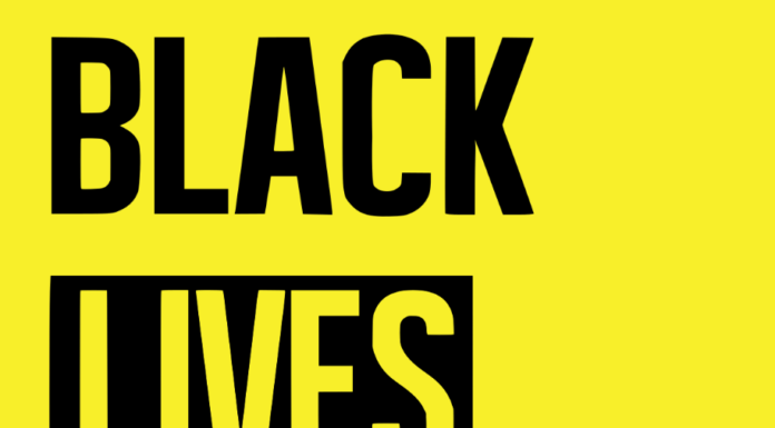 le logo du mouvement #blacklivesmatter sur fond jaune
