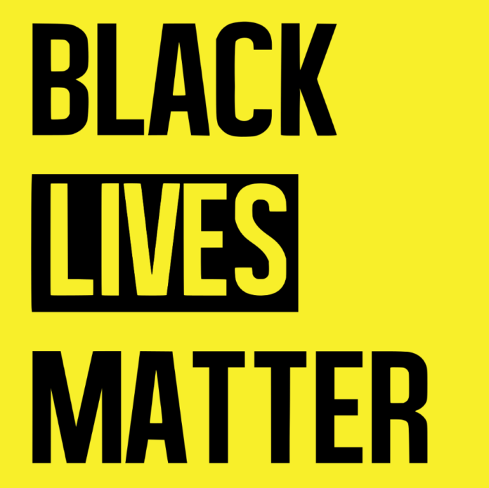 le logo du mouvement #blacklivesmatter sur fond jaune