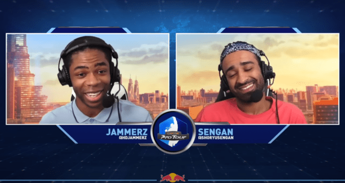 Les deux présentateurs du Capcom Pro Tour Online qui sourient