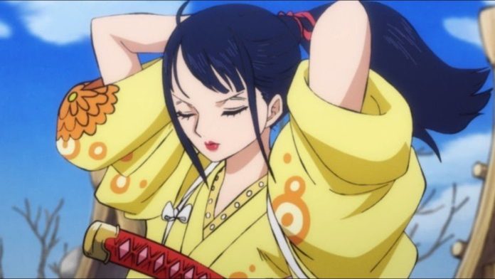Le personnage de One Piece Kiku dans un kimono jaune en train d'attacher ses cheveux