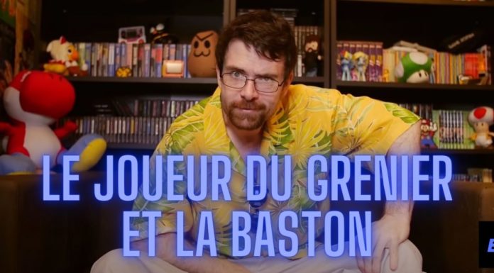 Le Joueur du Grenier alias JDG avec sa chemise jaune et assis sur son canapé