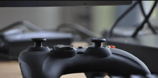 Une manette de console de jeux vidéo