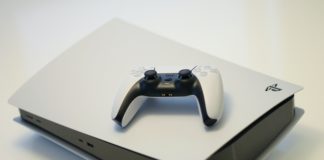 Console Playstation 5 blanche avec une manette posée dessus