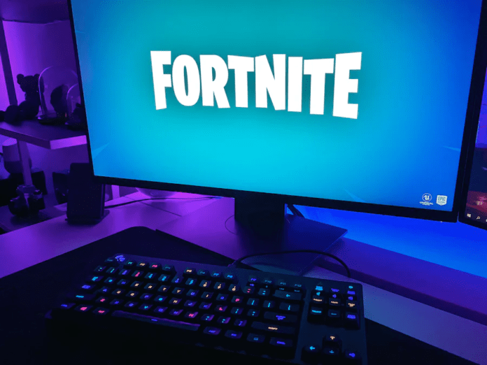 Le logo de fortnite sur un écran de PC