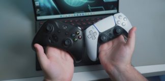 Une manette de Xbox et une autre de PS devant un écran