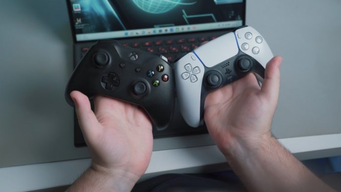 Une manette de Xbox et une autre de PS devant un écran