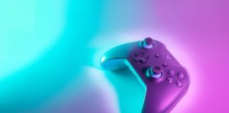 Une manette de Xbox sur fond bleu et violet