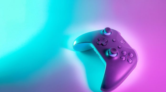 Une manette de Xbox sur fond bleu et violet