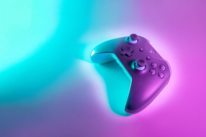 Une manette de Xbox sur fond bleu et violet